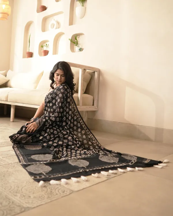 Multicolour_Cotton_Butti_Hblock_Print_Moonga_Saree_With_Tassels_For_Women